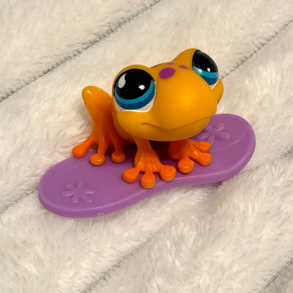 Littlest Pet Shop Orange Frog # 874 2007 With Purple Sled Accessory Hasbro